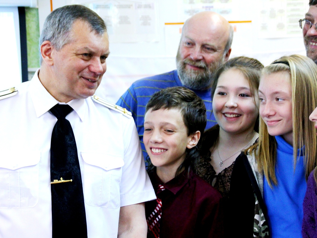 Капитан 1-го ранга О.Е. Адамов в школе № 135 adamv school 135